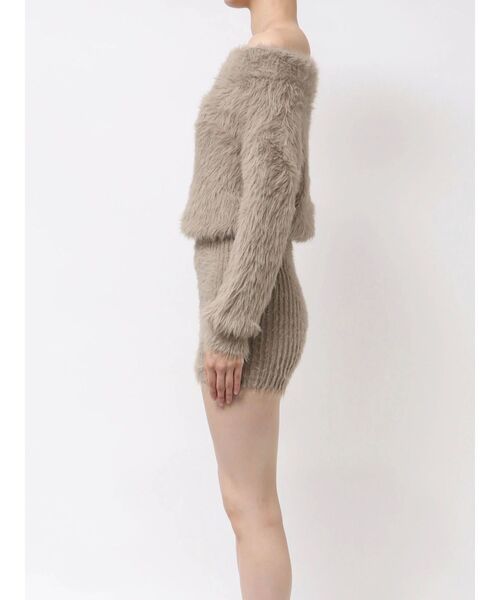 GYDA（ジェイダ）の「オフショルデザインシャギーニットワンピース（ワンピース・レディース・ベージュ/ブラック/オフホワイト・FREE）」の4枚目の写真