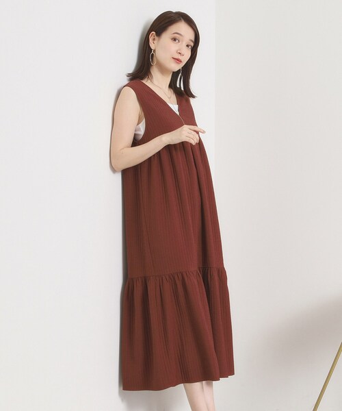 ITS'DEMO（イッツデモ）の「【洗濯機OK／ロングシーズン使える】ティアードVネックワンピース（ワンピース・レディース・ブルー/ブラック/ダークブラウン・00）」の2枚目の写真
