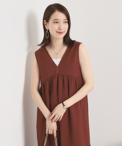 ITS'DEMO（イッツデモ）の「【洗濯機OK／ロングシーズン使える】ティアードVネックワンピース（ワンピース・レディース・ブルー/ブラック/ダークブラウン・00）」の16枚目の写真