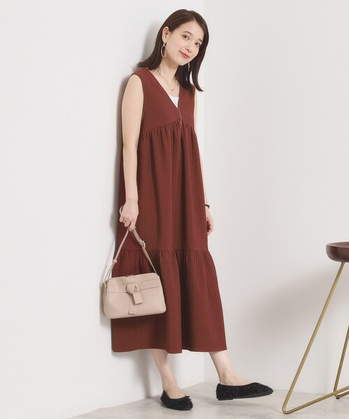ITS'DEMO（イッツデモ）の「【洗濯機OK／ロングシーズン使える】ティアードVネックワンピース（ワンピース・レディース・ブルー/ブラック/ダークブラウン・00）」の18枚目の写真