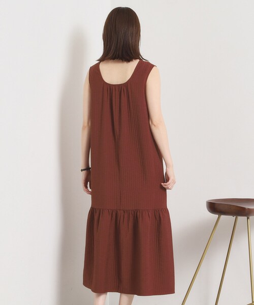 ITS'DEMO（イッツデモ）の「【洗濯機OK／ロングシーズン使える】ティアードVネックワンピース（ワンピース・レディース・ブルー/ブラック/ダークブラウン・00）」の4枚目の写真