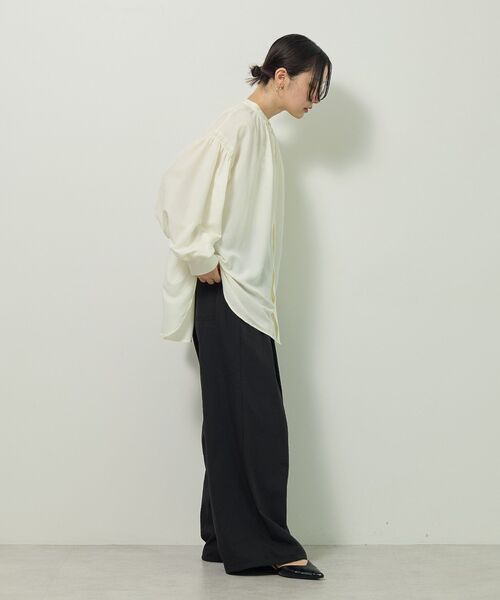 Green Parks(グリーンパークス)の「ease blue.バックシャーリングブラウス(シャツ/ブラウス・レディース・ブラック/オフホワイト/グレー・FREE)」の19枚目の写真
