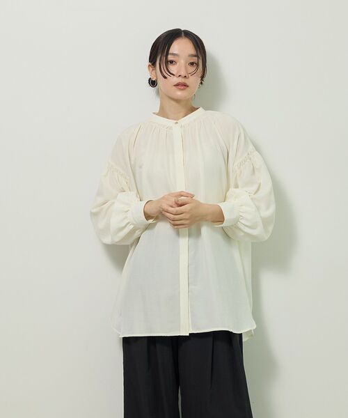 Green Parks(グリーンパークス)の「ease blue.バックシャーリングブラウス(シャツ/ブラウス・レディース・ブラック/オフホワイト/グレー・FREE)」の16枚目の写真