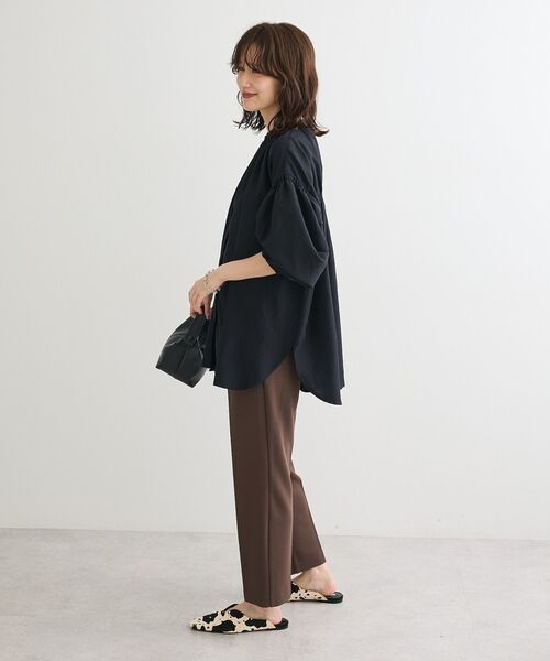 Green Parks(グリーンパークス)の「ease blue.バックシャーリングブラウス(シャツ/ブラウス・レディース・ブラック/オフホワイト/グレー・FREE)」の17枚目の写真