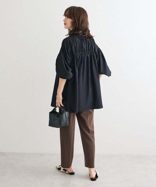 Green Parks(グリーンパークス)の「ease blue.バックシャーリングブラウス(シャツ/ブラウス・レディース・ブラック/オフホワイト/グレー・FREE)」の13枚目の写真
