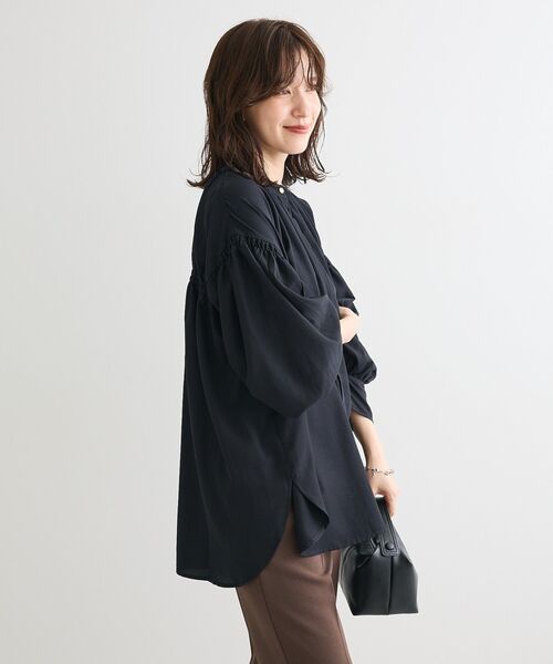 Green Parks(グリーンパークス)の「ease blue.バックシャーリングブラウス(シャツ/ブラウス・レディース・ブラック/オフホワイト/グレー・FREE)」の5枚目の写真