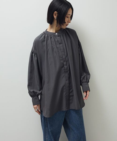 Green Parks(グリーンパークス)の「ease blue.バックシャーリングブラウス(シャツ/ブラウス・レディース・ブラック/オフホワイト/グレー・FREE)」の18枚目の写真