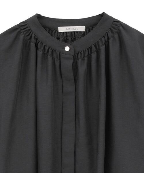 Green Parks(グリーンパークス)の「ease blue.バックシャーリングブラウス(シャツ/ブラウス・レディース・ブラック/オフホワイト/グレー・FREE)」の6枚目の写真
