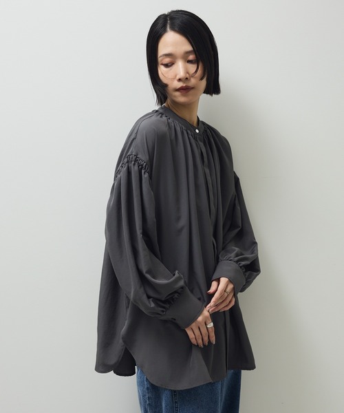 Green Parks(グリーンパークス)の「ease blue.バックシャーリングブラウス(シャツ/ブラウス・レディース・ブラック/オフホワイト/グレー・FREE)」の3枚目の写真