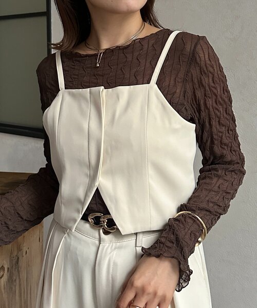 Thevon(ゼボン)の「裾スリットショートビスチェ(シャツ/ブラウス・レディース・アイボリー/ブラック/チャコールグレー・FREE)」の4枚目の写真
