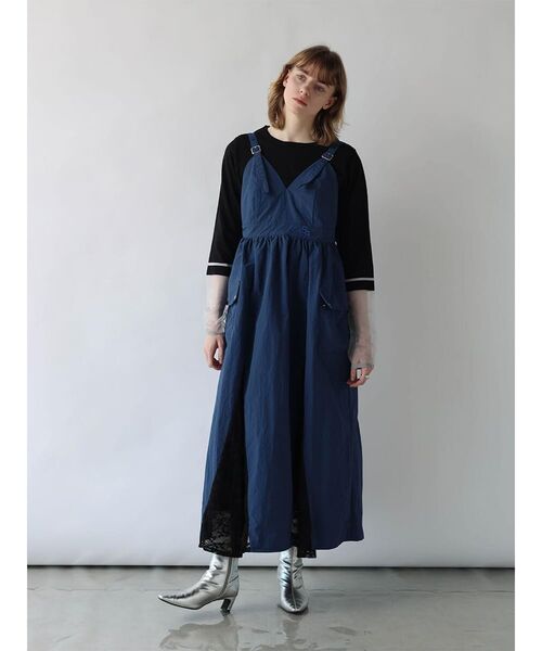 :ETHROF(イーサオブ)の「LACE DOCKING BELT-STRAP NYLON DRESS(ワンピース・レディース・ブラック/ネイビー・MEDIUM)」の2枚目の写真