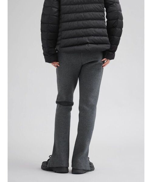YORT(ヨート)の「イージーフィット ストレッチパンツ(その他パンツ・レディース・チャコール/ブラック・MEDIUM)」の17枚目の写真