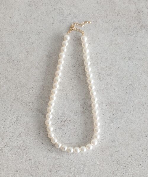 earth music&ecology（アースミュージックアンドエコロジー）の「パールショートネックレス（ネックレス・レディース・ゴールド・FREE）」の2枚目の写真