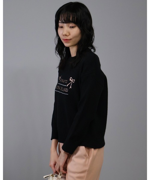 Doumoi(ドゥモエ)の「ドロップショルダー英字ロゴニット プルオーバー(ニット/セーター・レディース・グレー/ホワイト/ブラック・FREE)」の19枚目の写真