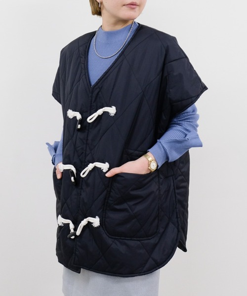 DOLLUPOOPS（ドールアップウップス）の「トグルキルト中綿ベスト（ベスト・レディース・チャコール/カーキ/ブラック・FREE）」の2枚目の写真