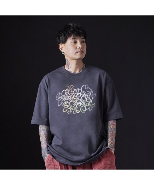ASTRAL PROJECTION（アストラルプロジェクション）の「[オーバーサイズ]ネオンフラワー13番手綿ラウンドネック半袖Tシャツ_チャコール（Tシャツ/カットソー・メンズ・その他・MEDIUM/LARGE/X-LARGE/XX-LARGE）」の2枚目の写真