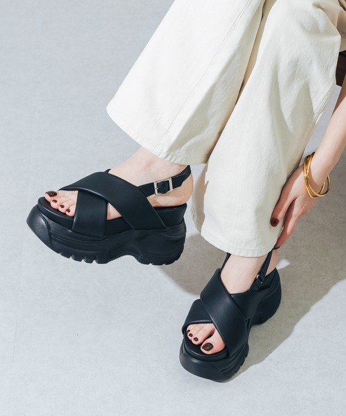 EVOL（イーボル）の「【XS-LLサイズ展開・柔らかい】厚底パデットクロスサンダル JA5966（サンダル・レディース・ホワイト/ブラック・LL/L/M/S/XS）」の3枚目の写真