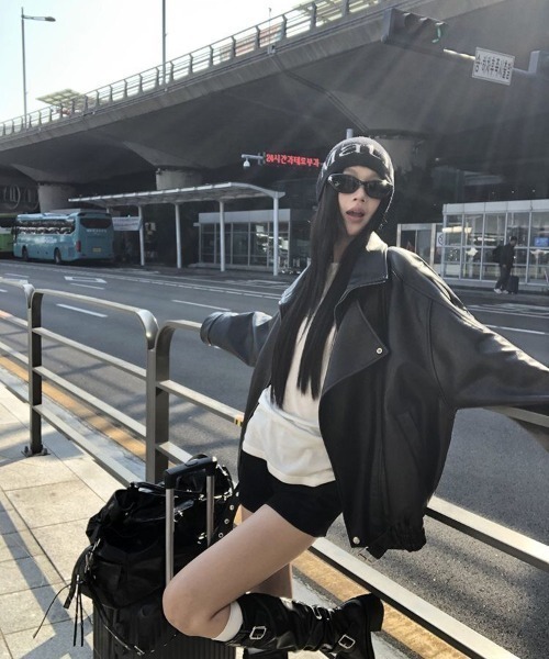 ViViDAY（ビビデー）の「【新色追加】ビッグシルエットフェイクレザージャケット（ライダースジャケット・レディース・ブラック/ダークブラウン・M）」の6枚目の写真