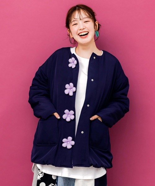 ScoLar（スカラー）の「153751：花ボタン中綿アウター（ブルゾン・レディース・ネイビー・M）」の2枚目の写真