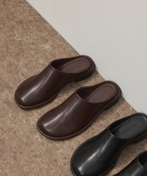 ADAM ET ROPE'（アダムエロペ）の「オブリークトゥクロッグ（サンダル・レディース・ブラック/ダークブラウン/レッド・36/37/38）」の2枚目の写真