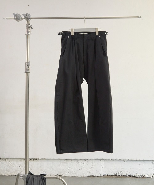 2TUCKED CURVED LEG TROUSERS（その他パンツ）｜NVRFRGT（ネヴァー