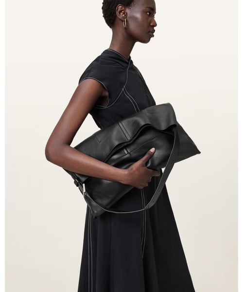 ALLSAINTS（オールセインツ）の「ASHA LEATHER SHOULDER BAG | ASHA レザー ショルダー バッグ（ショルダーバッグ・レディース・ブラック・ONE SIZE）」の4枚目の写真