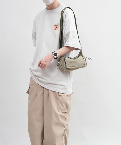 Beststore(ベストストア)の「多収納 軽量ナイロンショルダーバッグ ファスナーポケット付き 男女兼用(ショルダーバッグ・レディース・ブラック/ベージュ/カーキ/ライトベージュ・FREE)」の13枚目の写真