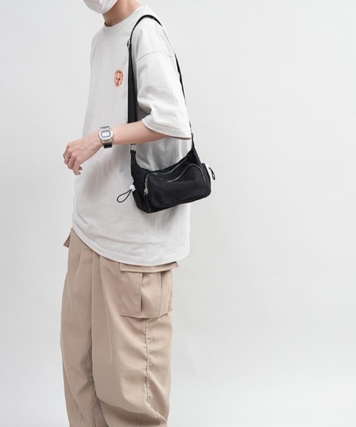 Beststore(ベストストア)の「多収納 軽量ナイロンショルダーバッグ ファスナーポケット付き 男女兼用(ショルダーバッグ・レディース・ブラック/ベージュ/カーキ/ライトベージュ・FREE)」の6枚目の写真