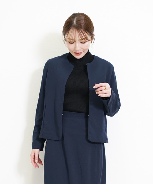 CHhdmn(シーエイチヒデモン)の「ストレッチジョーゼットノーカラーショート丈 ジャケット 秋冬(ノーカラージャケット・レディース・アイボリー/ブラック/ネイビー・M/L)」の3枚目の写真