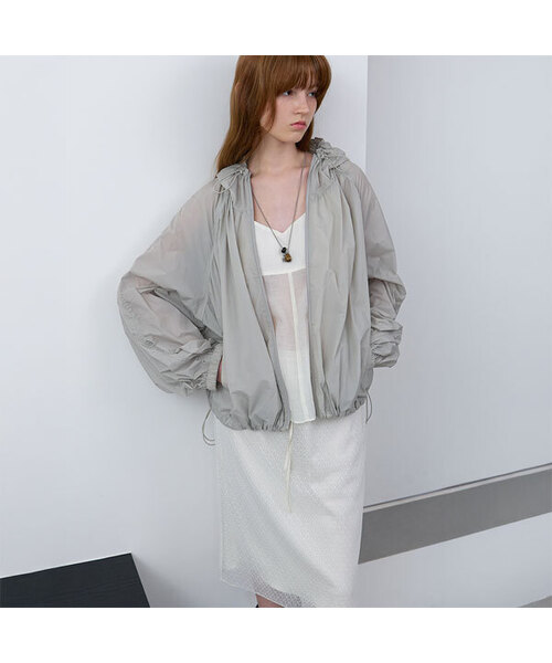 ATELIER NAIN(アトリエナイン)の「YU SHIRRING OVERSIZED JUMPER (JP-604)(ブルゾン・レディース・ホワイト/グレー・FREE)」の1枚目の写真