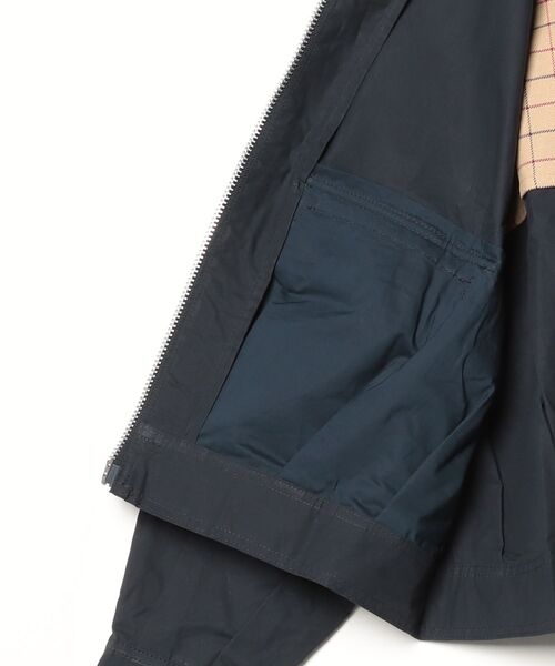 Barbour(バブアー)の「Blackthorn ショート丈カジュアルジャケット(ブルゾン・レディース・ベージュ/ネイビー・8/10)」の13枚目の写真