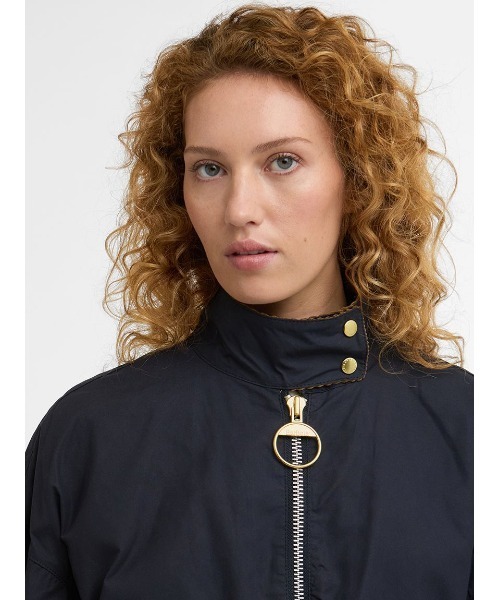 Barbour(バブアー)の「Blackthorn ショート丈カジュアルジャケット(ブルゾン・レディース・ベージュ/ネイビー・8/10)」の6枚目の写真