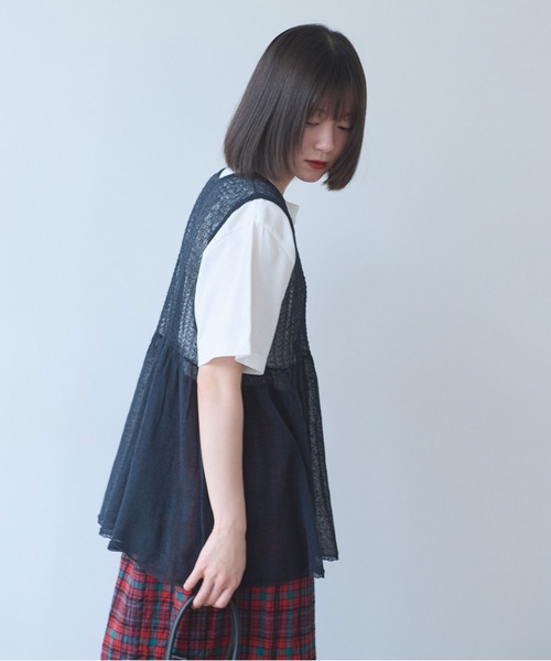 bulle de savon(ビュルデサボン)の「△透かし編み shari shari knit tunic(ベスト・レディース・チャコールグレー/ホワイト/レッド・FREE)」の18枚目の写真