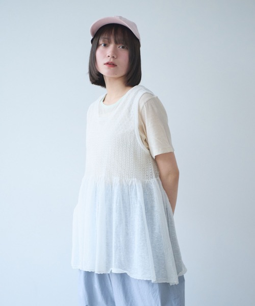 bulle de savon(ビュルデサボン)の「△透かし編み shari shari knit tunic(ベスト・レディース・チャコールグレー/ホワイト/レッド・FREE)」の6枚目の写真