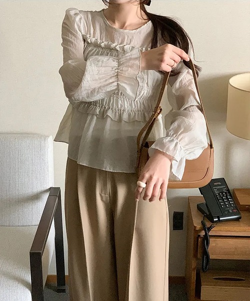 LAFFMO（ラフモ）の「ギャザーフリルクルーネックブラウス（シャツ/ブラウス・レディース・グレー/ベージュ・F）」の19枚目の写真