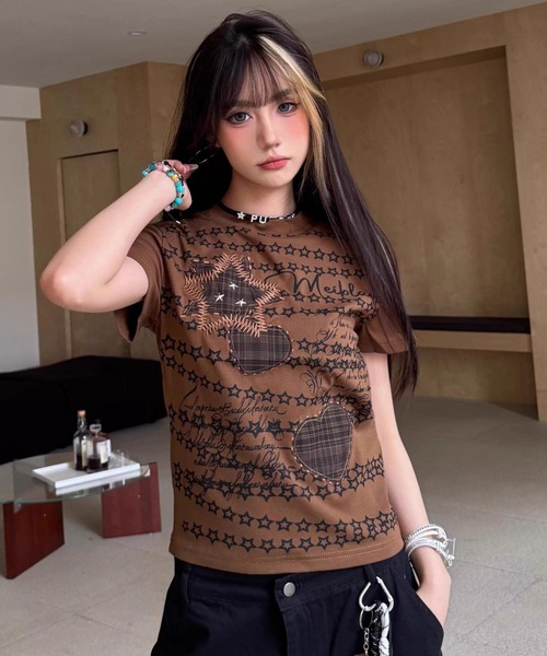GEMEDA（ジェメダ）の「ハートプリント レースアップ風 半袖ニットトップス（Tシャツ/カットソー・レディース・レッド/ホワイト/モカ・M）」の6枚目の写真