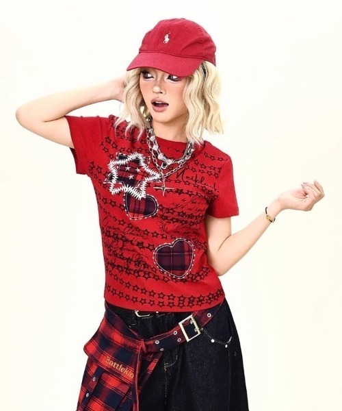 GEMEDA（ジェメダ）の「ハートプリント レースアップ風 半袖ニットトップス（Tシャツ/カットソー・レディース・レッド/ホワイト/モカ・M）」の17枚目の写真