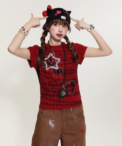 GEMEDA（ジェメダ）の「ハートプリント レースアップ風 半袖ニットトップス（Tシャツ/カットソー・レディース・レッド/ホワイト/モカ・M）」の12枚目の写真