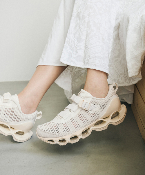 MIZUNO（ミズノ　）の「MIZUNO / ミズノ WAVE PROPHECY STRAP 2（スニーカー・レディース・ホワイト系その他/チャコールグレー・25cm/24cm/23cm）」の2枚目の写真