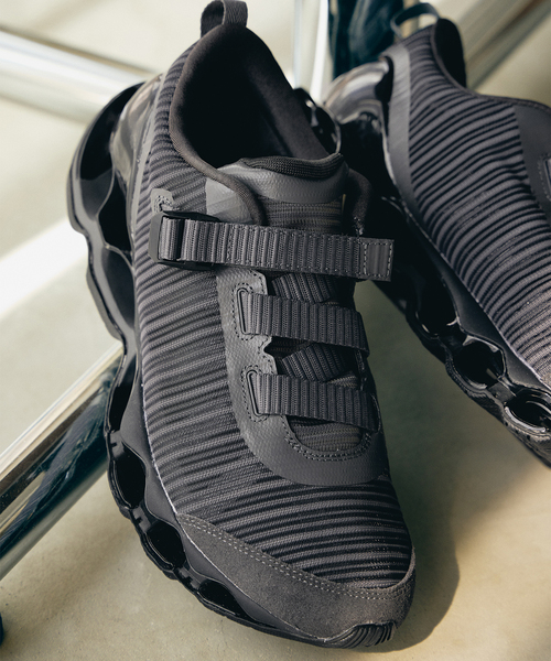 MIZUNO（ミズノ　）の「MIZUNO / ミズノ WAVE PROPHECY STRAP 2（スニーカー・レディース・ホワイト系その他/チャコールグレー・25cm/24cm/23cm）」の3枚目の写真