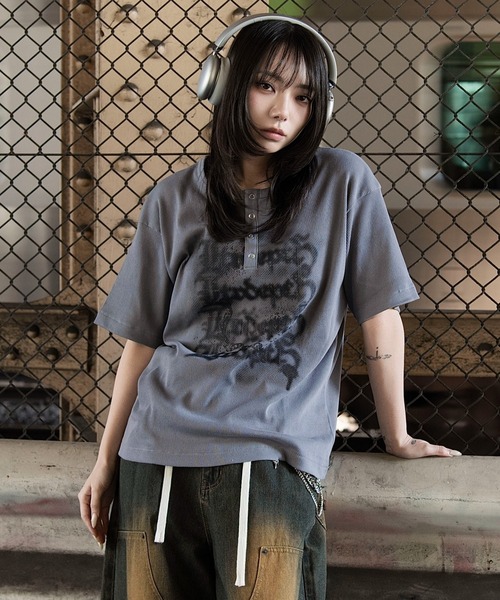 LTR DEPTH（レイターデプス）の「WEGO/【26春夏新作】グラフィックヘンリーネックT（Tシャツ/カットソー・メンズ・ブラック/グレー・LARGE/MEDIUM）」の2枚目の写真