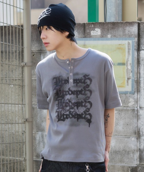 LTR DEPTH（レイターデプス）の「WEGO/【26春夏新作】グラフィックヘンリーネックT（Tシャツ/カットソー・メンズ・ブラック/グレー・LARGE/MEDIUM）」の16枚目の写真