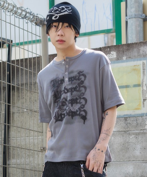 LTR DEPTH（レイターデプス）の「WEGO/【26春夏新作】グラフィックヘンリーネックT（Tシャツ/カットソー・メンズ・ブラック/グレー・LARGE/MEDIUM）」の19枚目の写真