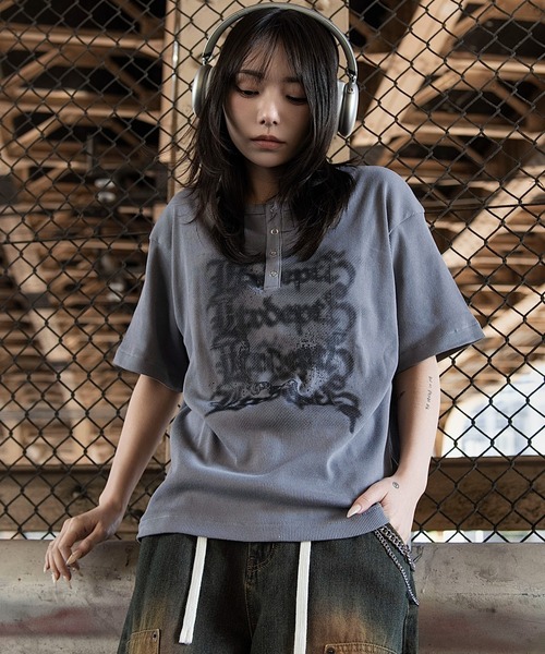LTR DEPTH（レイターデプス）の「WEGO/【26春夏新作】グラフィックヘンリーネックT（Tシャツ/カットソー・メンズ・ブラック/グレー・LARGE/MEDIUM）」の21枚目の写真