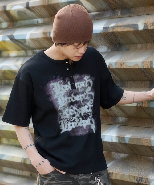LTR DEPTH（レイターデプス）の「WEGO/【26春夏新作】グラフィックヘンリーネックT（Tシャツ/カットソー・メンズ・ブラック/グレー・LARGE/MEDIUM）」の4枚目の写真