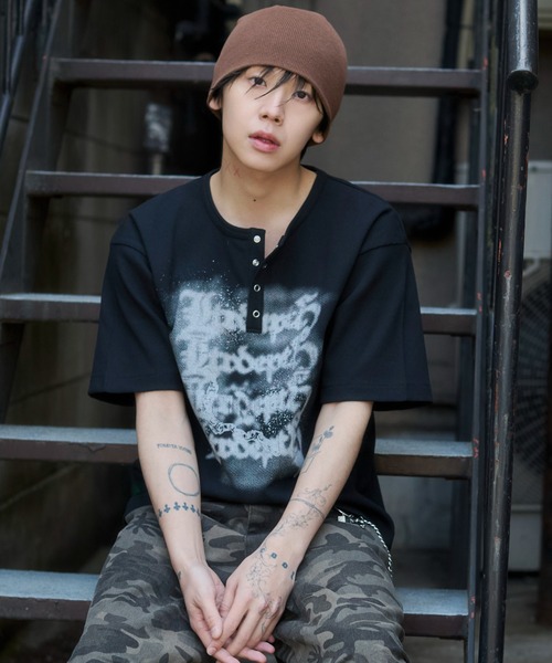 LTR DEPTH（レイターデプス）の「WEGO/【26春夏新作】グラフィックヘンリーネックT（Tシャツ/カットソー・メンズ・ブラック/グレー・LARGE/MEDIUM）」の5枚目の写真