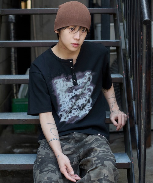 LTR DEPTH（レイターデプス）の「WEGO/【26春夏新作】グラフィックヘンリーネックT（Tシャツ/カットソー・メンズ・ブラック/グレー・LARGE/MEDIUM）」の6枚目の写真