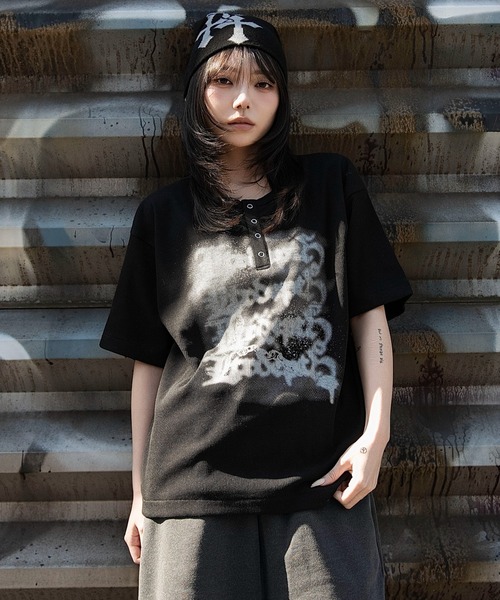 LTR DEPTH（レイターデプス）の「WEGO/【26春夏新作】グラフィックヘンリーネックT（Tシャツ/カットソー・メンズ・ブラック/グレー・LARGE/MEDIUM）」の9枚目の写真