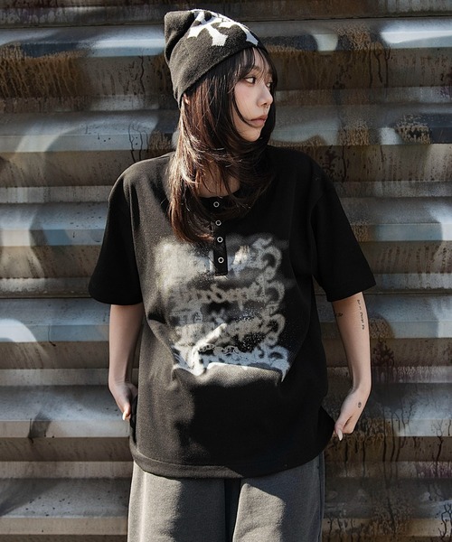 LTR DEPTH（レイターデプス）の「WEGO/【26春夏新作】グラフィックヘンリーネックT（Tシャツ/カットソー・メンズ・ブラック/グレー・LARGE/MEDIUM）」の10枚目の写真