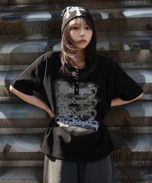 LTR DEPTH（レイターデプス）の「WEGO/【26春夏新作】グラフィックヘンリーネックT（Tシャツ/カットソー・メンズ・ブラック/グレー・LARGE/MEDIUM）」の11枚目の写真
